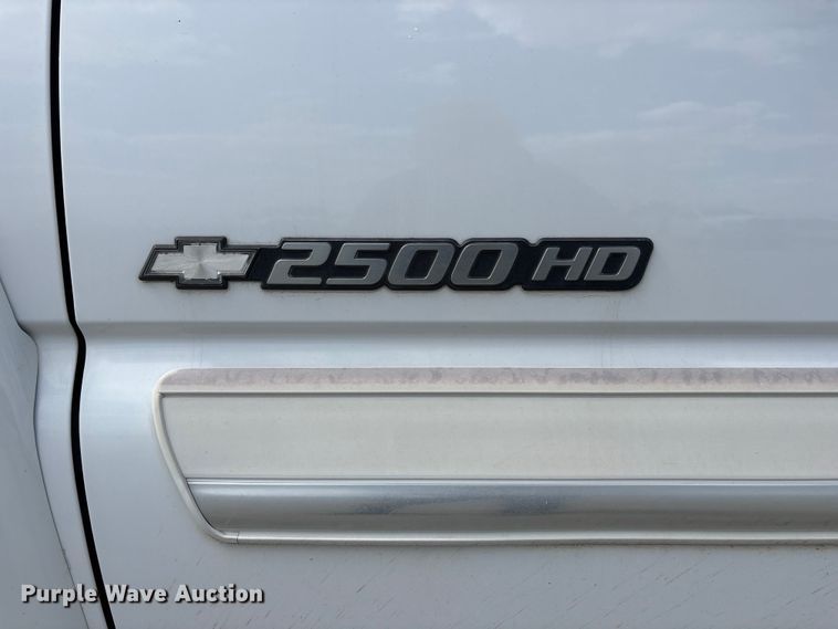 image for item DO5205 2004 Chevrolet Silverado 2500HD Ext. Cab pickup truck