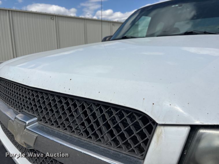 image for item DO5205 2004 Chevrolet Silverado 2500HD Ext. Cab pickup truck