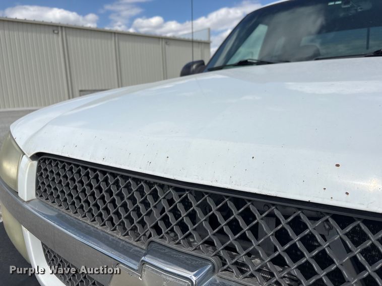 image for item DO5205 2004 Chevrolet Silverado 2500HD Ext. Cab pickup truck
