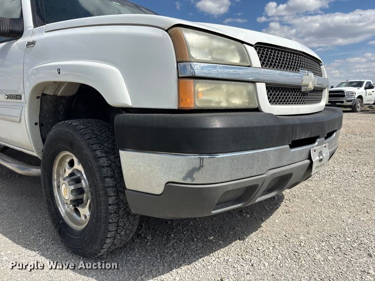 image for item DO5205 2004 Chevrolet Silverado 2500HD Ext. Cab pickup truck