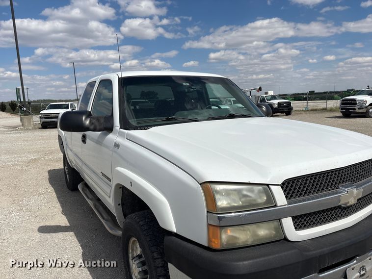 image for item DO5205 2004 Chevrolet Silverado 2500HD Ext. Cab pickup truck
