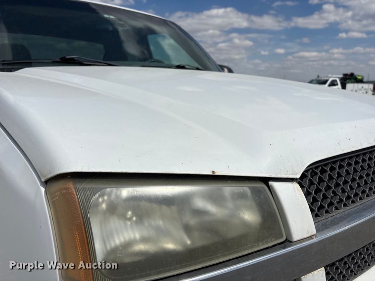 image for item DO5205 2004 Chevrolet Silverado 2500HD Ext. Cab pickup truck