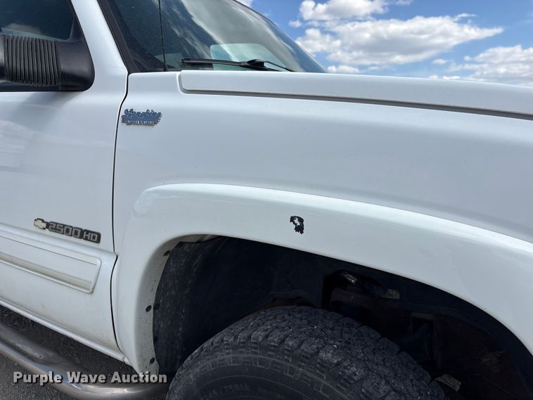 image for item DO5205 2004 Chevrolet Silverado 2500HD Ext. Cab pickup truck