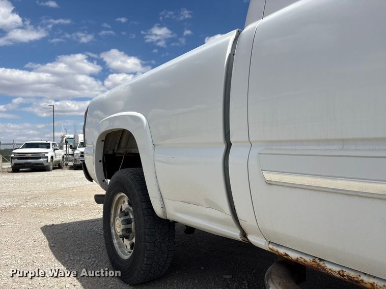 image for item DO5205 2004 Chevrolet Silverado 2500HD Ext. Cab pickup truck