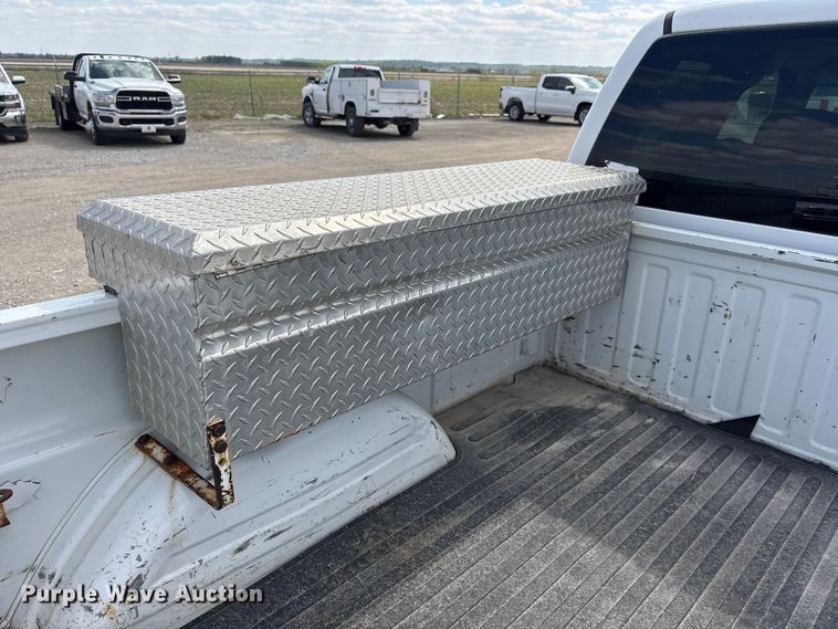 image for item DO5205 2004 Chevrolet Silverado 2500HD Ext. Cab pickup truck
