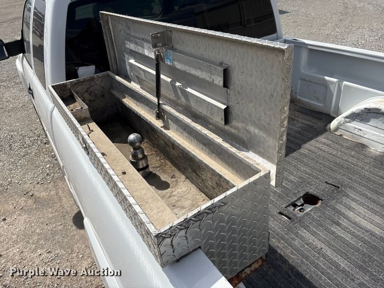 image for item DO5205 2004 Chevrolet Silverado 2500HD Ext. Cab pickup truck