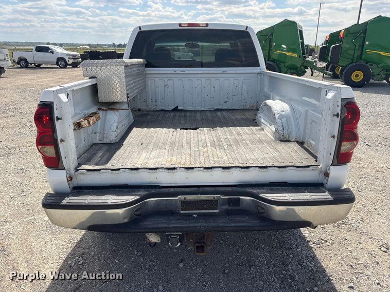 image for item DO5205 2004 Chevrolet Silverado 2500HD Ext. Cab pickup truck