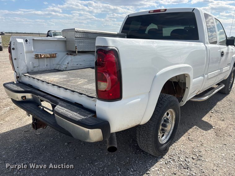 image for item DO5205 2004 Chevrolet Silverado 2500HD Ext. Cab pickup truck