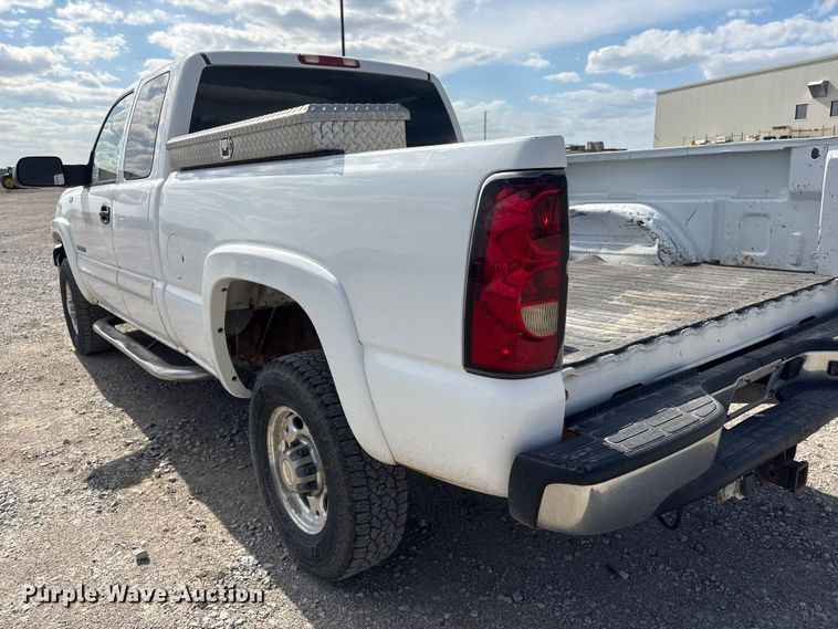image for item DO5205 2004 Chevrolet Silverado 2500HD Ext. Cab pickup truck