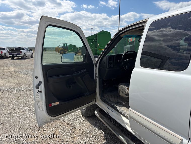 image for item DO5205 2004 Chevrolet Silverado 2500HD Ext. Cab pickup truck