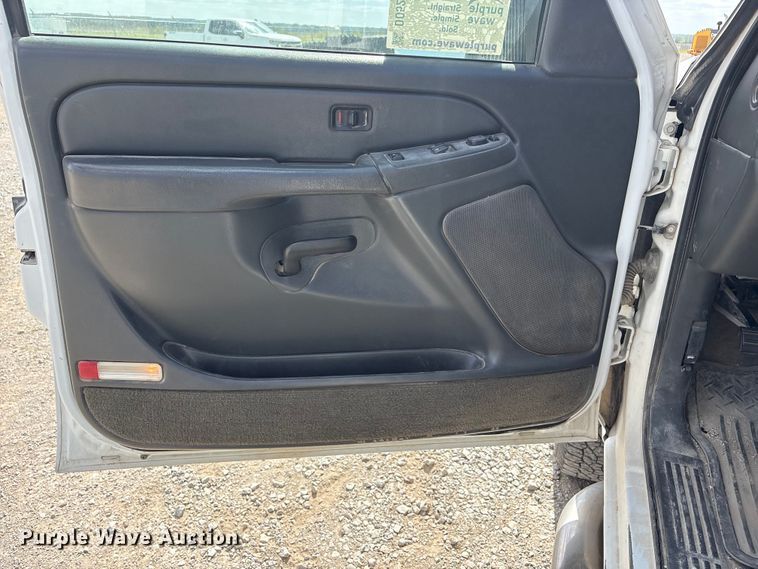 image for item DO5205 2004 Chevrolet Silverado 2500HD Ext. Cab pickup truck
