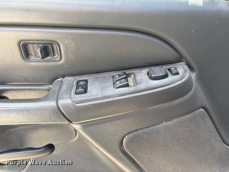 image for item DO5205 2004 Chevrolet Silverado 2500HD Ext. Cab pickup truck