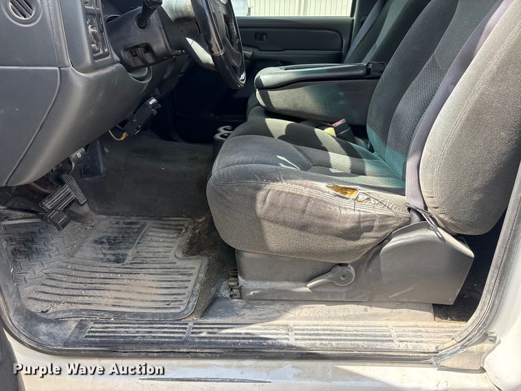 image for item DO5205 2004 Chevrolet Silverado 2500HD Ext. Cab pickup truck