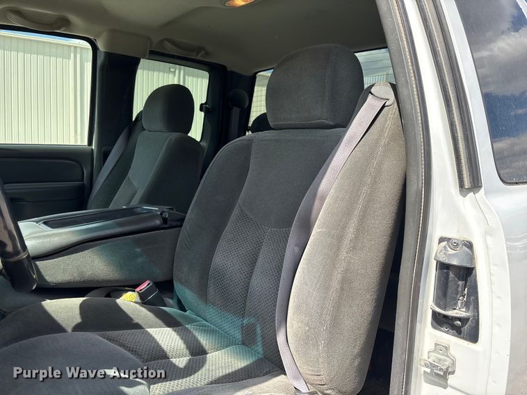 image for item DO5205 2004 Chevrolet Silverado 2500HD Ext. Cab pickup truck