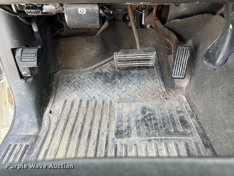 image for item DO5205 2004 Chevrolet Silverado 2500HD Ext. Cab pickup truck