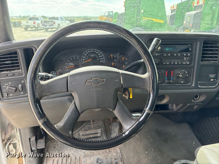 image for item DO5205 2004 Chevrolet Silverado 2500HD Ext. Cab pickup truck