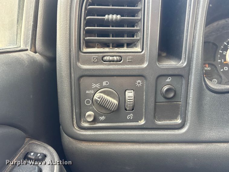 image for item DO5205 2004 Chevrolet Silverado 2500HD Ext. Cab pickup truck
