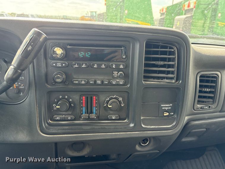 image for item DO5205 2004 Chevrolet Silverado 2500HD Ext. Cab pickup truck