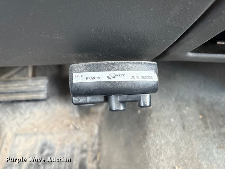 image for item DO5205 2004 Chevrolet Silverado 2500HD Ext. Cab pickup truck