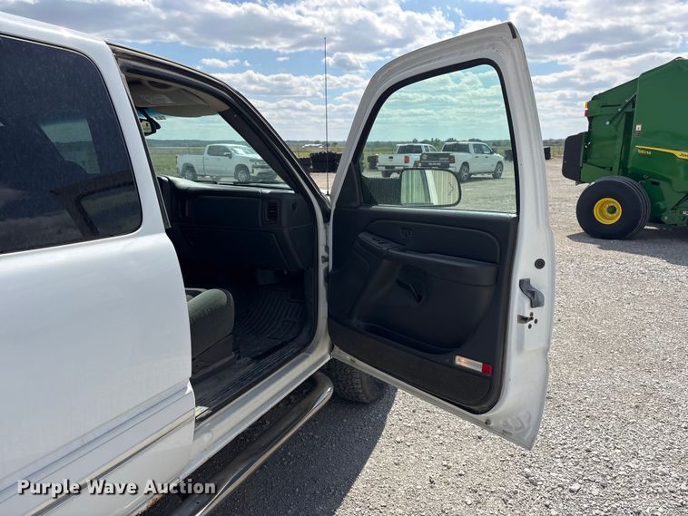 image for item DO5205 2004 Chevrolet Silverado 2500HD Ext. Cab pickup truck