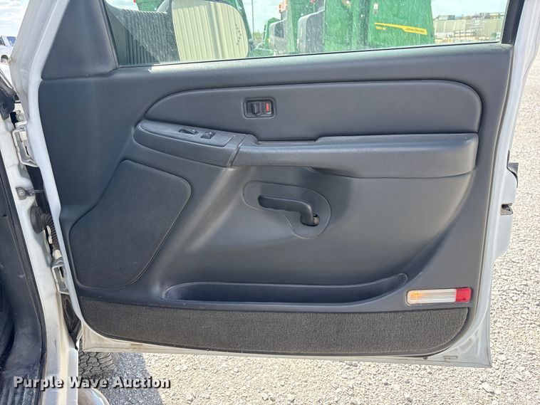 image for item DO5205 2004 Chevrolet Silverado 2500HD Ext. Cab pickup truck