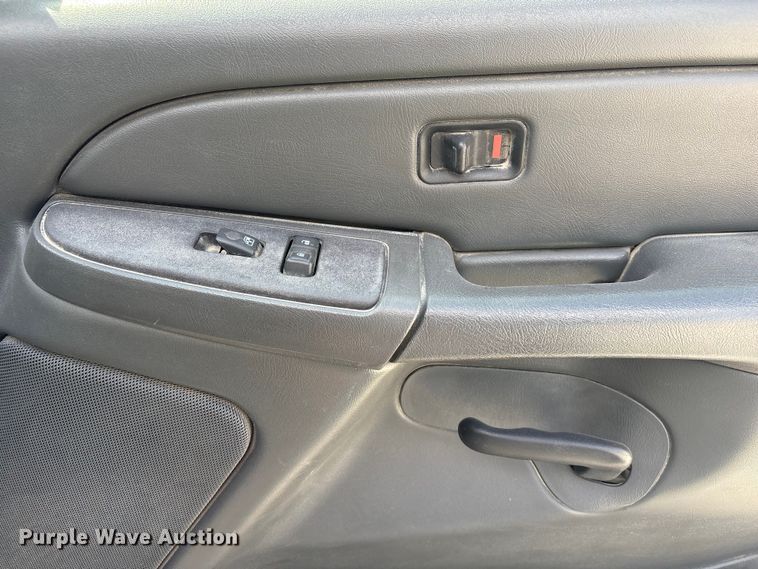 image for item DO5205 2004 Chevrolet Silverado 2500HD Ext. Cab pickup truck