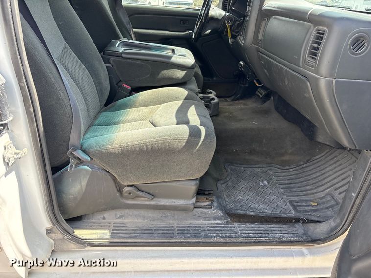 image for item DO5205 2004 Chevrolet Silverado 2500HD Ext. Cab pickup truck