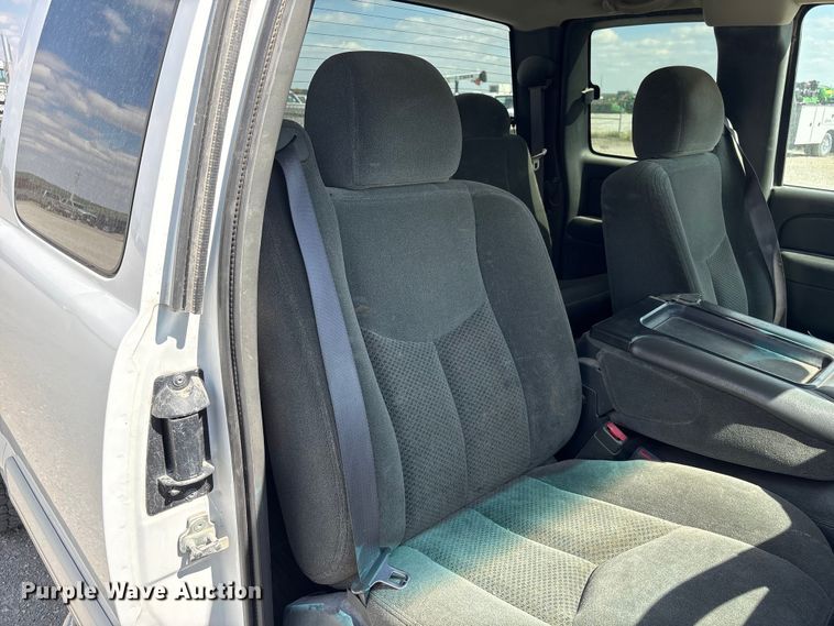 image for item DO5205 2004 Chevrolet Silverado 2500HD Ext. Cab pickup truck