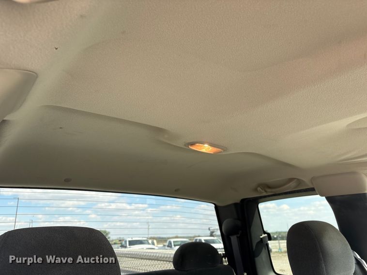 image for item DO5205 2004 Chevrolet Silverado 2500HD Ext. Cab pickup truck