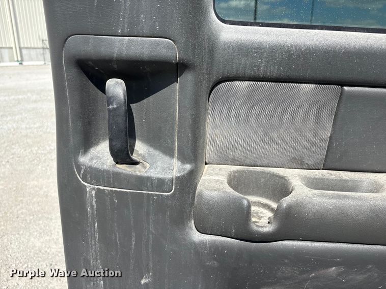 image for item DO5205 2004 Chevrolet Silverado 2500HD Ext. Cab pickup truck