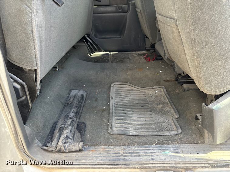 image for item DO5205 2004 Chevrolet Silverado 2500HD Ext. Cab pickup truck