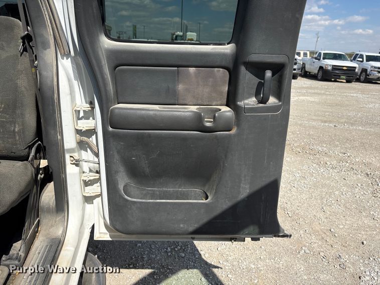 image for item DO5205 2004 Chevrolet Silverado 2500HD Ext. Cab pickup truck