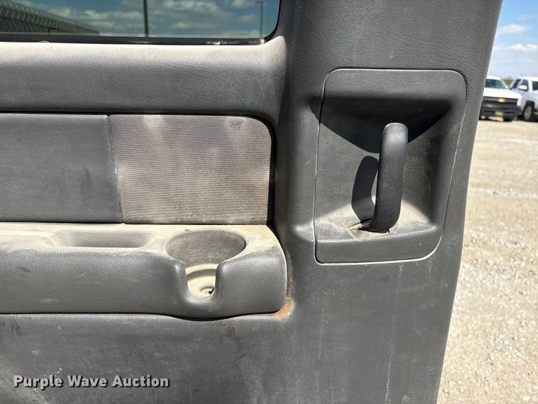 image for item DO5205 2004 Chevrolet Silverado 2500HD Ext. Cab pickup truck