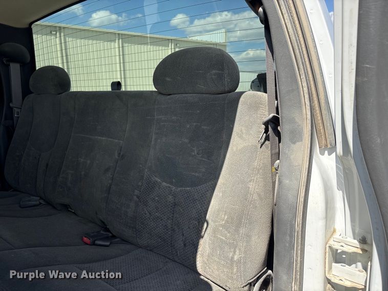 image for item DO5205 2004 Chevrolet Silverado 2500HD Ext. Cab pickup truck
