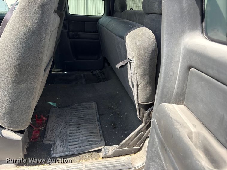 image for item DO5205 2004 Chevrolet Silverado 2500HD Ext. Cab pickup truck