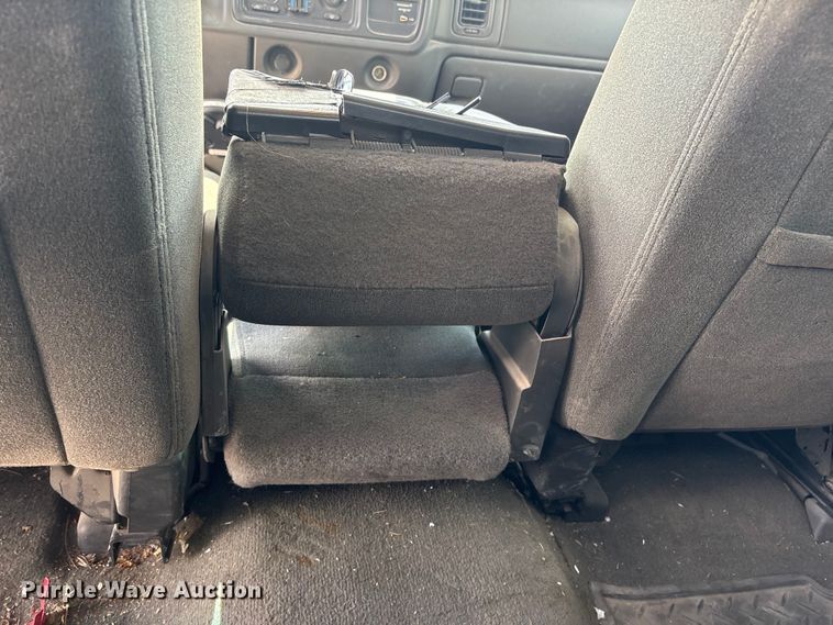 image for item DO5205 2004 Chevrolet Silverado 2500HD Ext. Cab pickup truck
