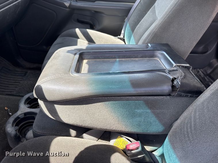 image for item DO5205 2004 Chevrolet Silverado 2500HD Ext. Cab pickup truck