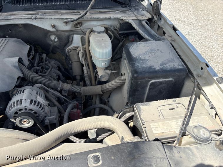 image for item DO5205 2004 Chevrolet Silverado 2500HD Ext. Cab pickup truck