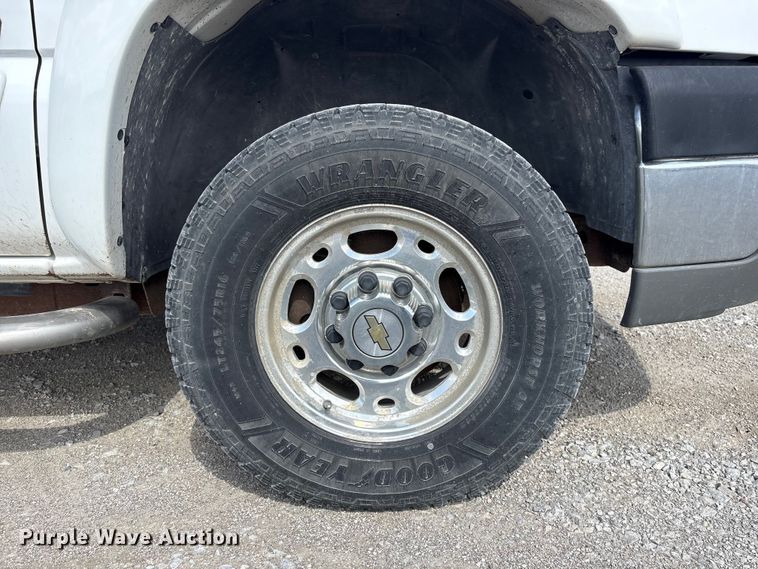 image for item DO5205 2004 Chevrolet Silverado 2500HD Ext. Cab pickup truck