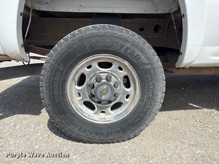 image for item DO5205 2004 Chevrolet Silverado 2500HD Ext. Cab pickup truck