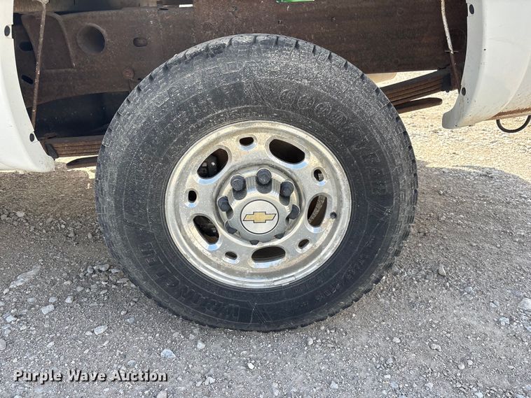 image for item DO5205 2004 Chevrolet Silverado 2500HD Ext. Cab pickup truck