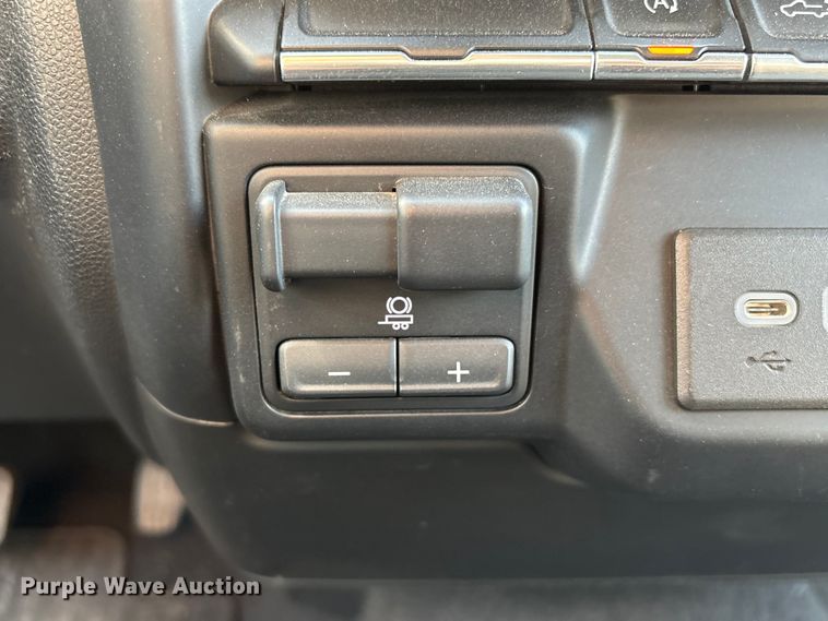 image for item DO5206 2020 Chevrolet Silverado 1500 Crew Cab pickup truck