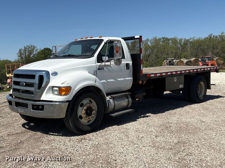 image for item DO5209 2015 Ford F650 flatbed truck