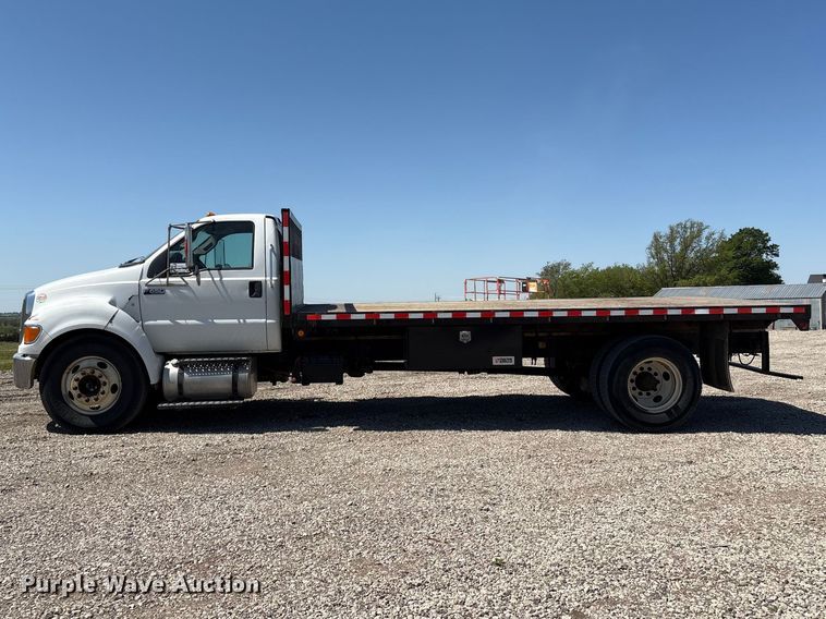 image for item DO5209 2015 Ford F650 flatbed truck