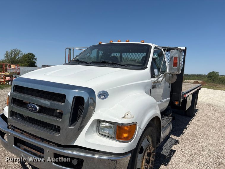 image for item DO5209 2015 Ford F650 flatbed truck