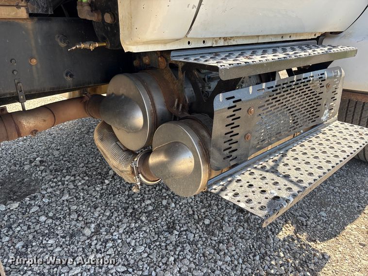 image for item DO5209 2015 Ford F650 flatbed truck