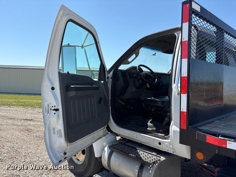 image for item DO5209 2015 Ford F650 flatbed truck