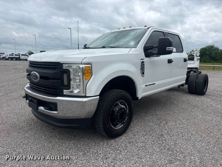 image for item DO8511 2017 Ford F350 Super Duty Crew Cab pickup truck cab and chassis