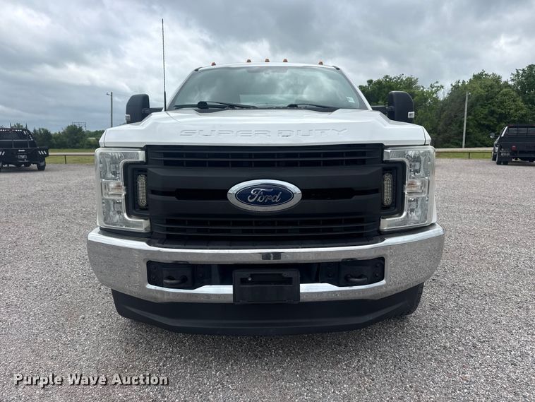 image for item DO8511 2017 Ford F350 Super Duty Crew Cab pickup truck cab and chassis