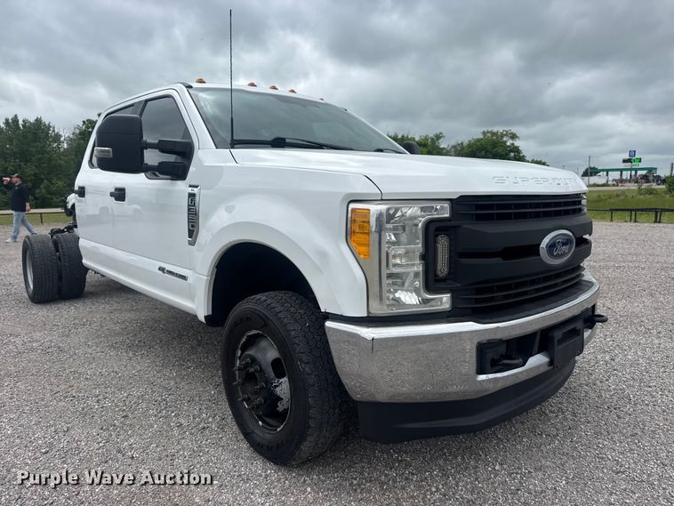 image for item DO8511 2017 Ford F350 Super Duty Crew Cab pickup truck cab and chassis